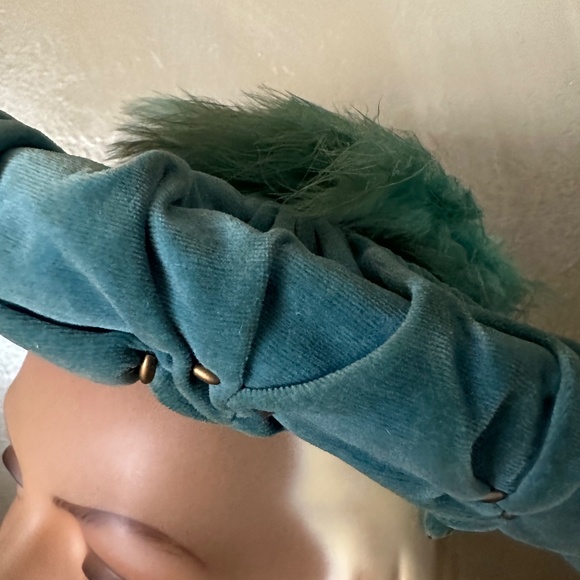 BEATIFUL 1950s\' TURQUOISE RUCHED VELOUR MUSHROOM HAT WITH COORDINATING FEATHERS main image 11